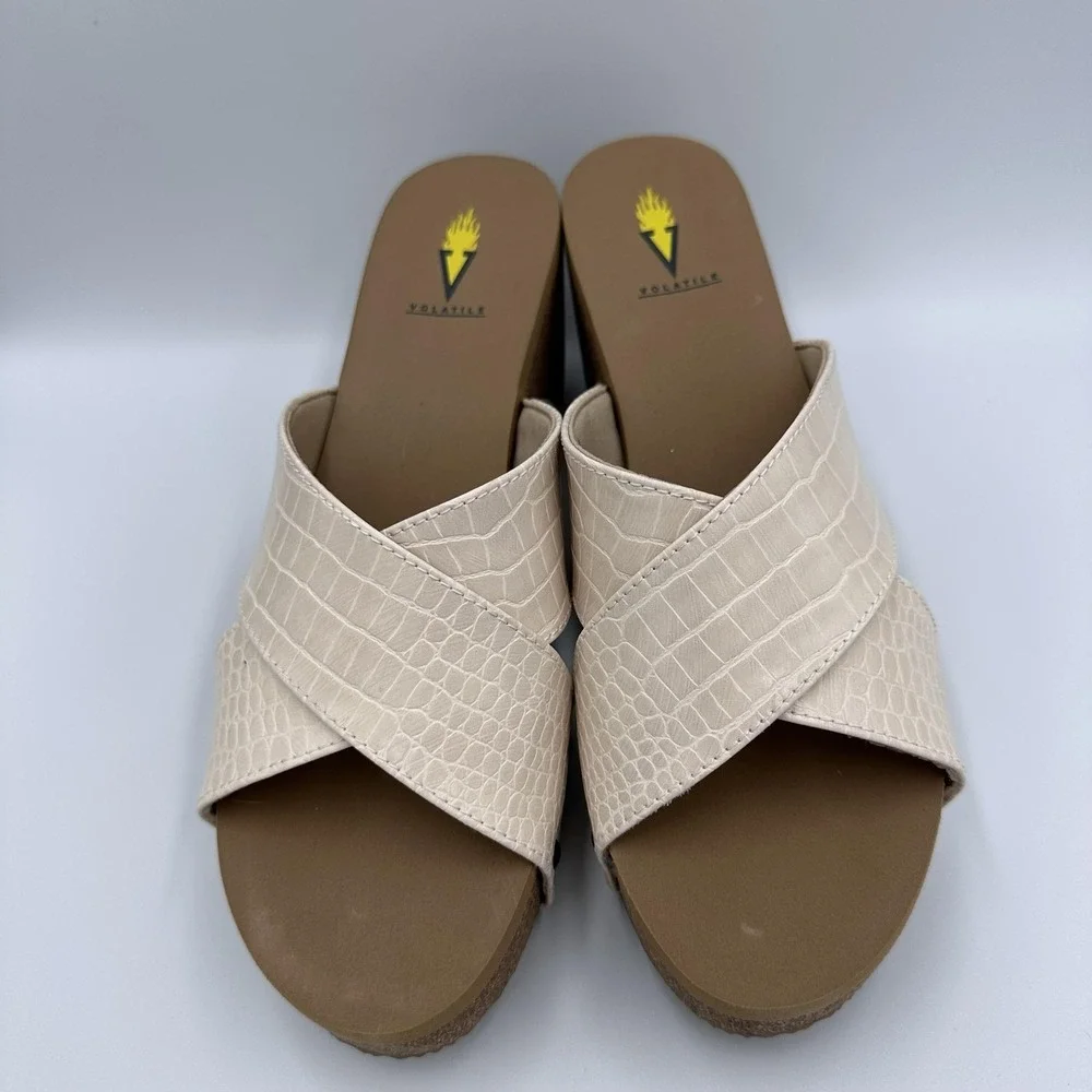 Chunky Platform Sandals Women 11 Beige Croco Wedge‎ NEW Volatile Riverside